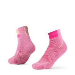 Skarpety do biegania Coolnet Quarter. Czerwone skarpetki damskie Buff, bez wzorów, z materiału. Za 83.99 zł.