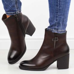 Brązowe botki damskie na słupku M.Daszyński Sa250-4. Brązowe botki damskie M.Daszyński, na jesień, z materiału, eleganckie, bez obcasa, na obcasie, bez zapięcia. Za 219.00 zł.
