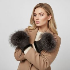 Mitenki damskie Luka-Pelli, rękawiczki bez palców z naturalnym futrem jenot, czekolada. Brązowe rękawiczki damskie Luka-Pelli, bez wzorów, ze skóry. Za 249.00 zł.