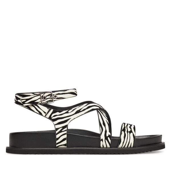 Sandały Tamaris. Czarne sandały damskie Tamaris, bez wzorów, bez obcasa, na płaskiej podeszwie, bez zapięcia. Za 339.99 zł.