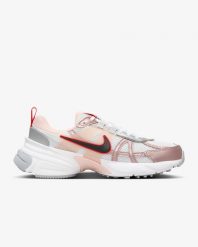 Buty do biegania damskie Nike V2K Run. Czerwone obuwie sportowe damskie Nike, do biegania. Za 379.99 zł.