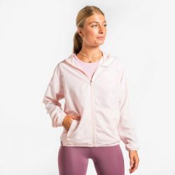 Kurtka do biegania wiatrówka damska Kiprun "Bougeons en Rose". Czerwone kurtki sportowe damskie KIPRUN, na zimę, m, bez wzorów, z materiału, z kapturem. Za 89.99 zł.