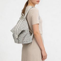 Plecak Damski Rieker, z materiału syntetycznego o miękkiej workowej formie z roślinnym wzorem zapinany na zamek z regulowanymi szelkami, srebrny, H10. Szare plecaki Rieker, bez wzorów, z materiału. Za 259.00 zł.