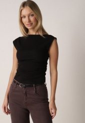 Czarna Bluzka z Elastycznego Materiału z Dekoltem Łódką Megaris. Czarne bluzki damskie Born2be, m, bez wzorów, z jeansu, eleganckie, bez kołnierzyka, bez ramiączek. Za 59.99 zł.