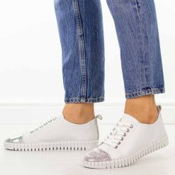 Białe skórzane półbuty damskie Potocki 19434. Białe półbuty damskie POTOCKI, na jesień, w ażurowe wzory, z jeansu, bez obcasa, na płaskiej podeszwie, bez zapięcia. Za 219.00 zł.