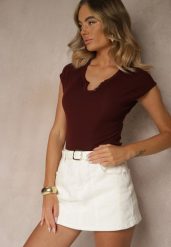 Bordowy Dopasowany T-shirt z Ozdobnymi Guziczkami i Wycięciem przy Dekolcie Benolla. Czerwone t-shirty damskie Renee, m, bez wzorów, z materiału, bez kołnierzyka. Za 39.99 zł.