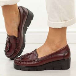 Bordowe skórzane mokasyny damskie Vinceza 39990. Czerwone mokasyny damskie VINCEZA, na jesień, z jeansu, z okrągłym noskiem, bez obcasa. Za 219.00 zł.