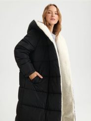 Płaszcz pikowany z kapturem - czarny. Czarne płaszcze damskie Sinsay, l, bez wzorów, z futra, z kapturem. Za 179.99 zł.