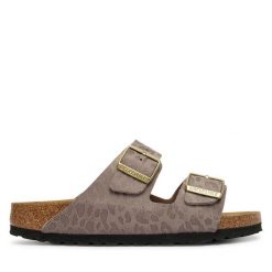 Klapki Birkenstock. Brązowe klapki damskie Birkenstock, bez wzorów, bez obcasa, bez zapięcia. Za 449.99 zł.