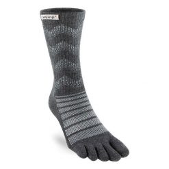 Skarpety trailowe Injinji Crew Wool. Szare skarpetki damskie Injinji, bez wzorów, z materiału. Za 132.30 zł.