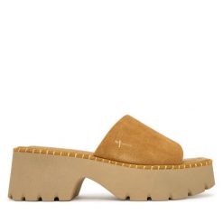 Klapki Tamaris. Brązowe klapki damskie Tamaris, bez wzorów, bez obcasa, bez zapięcia. Za 329.99 zł.