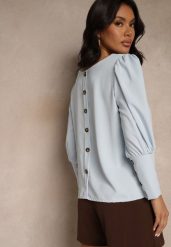 Jasnoniebieska Bluzka o Kroju Nietoperza Ozdobiona z Tyłu Guzikami Jenisena. Niebieskie bluzki damskie Renee, bez wzorów, biznesowe, bez kołnierzyka, bez ramiączek. Za 59.99 zł.