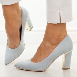 Błękitne zamsz Polskie czółenka damskie Suzana 852. Niebieskie czółenka damskie Suzana, bez wzorów, z zamszu, bez obcasa, na słupku. Za 249.00 zł.