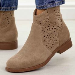 Beżowe zamszowe ażurowe botki damskie S.Barski 8019. Brązowe botki damskie S.BARSKI, na jesień, z jeansu, eleganckie, z okrągłym noskiem, bez obcasa, na obcasie, bez zapięcia. Za 229.00 zł.