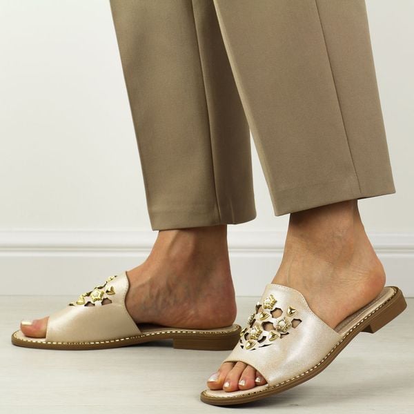 Złote płaskie klapki damskie S.Barski 063. Żółte klapki damskie S.BARSKI, bez wzorów, ze skóry, bez obcasa, na płaskiej podeszwie, bez zapięcia. Za 149.00 zł.