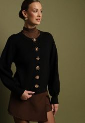 Czarny Kardigan z Wiskozą z Ozdobnymi Napami i Bufiastymi Rękawami Acallte. Czarne kardigany damskie Born2be, uniwersalny, bez wzorów, z dzianiny. Za 139.99 zł.