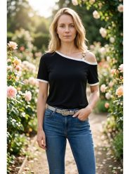 SOULSHAE Koszulka w kolorze czarnym rozmiar: S/M. Czarne bluzki damskie SOULSHAE, m, bez wzorów, z wiskozy, bez kołnierzyka, bez ramiączek. Za 99.95 zł.
