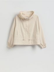 Krótka parka ze ściągaczami - kremowy. Białe parki damskie Reserved, l, z tkaniny, bez kaptura. Za 159.99 zł.