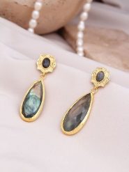 Pierres delicates Pozłacane kolczyki-wkrętki z labradorytami rozmiar: onesize. Żółte kolczyki damskie Pierres delicates, z labradorytem, pozłacane. Za 78.47 zł.