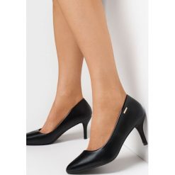 Czarne Czółenka Hypsyle. Czarne czółenka damskie Born2be, z aplikacjami, bez obcasa, na obcasie. Za 59.99 zł.