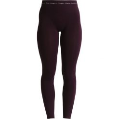 Yogasearcher ASANA Legginsy plum. Fioletowe legginsy sportowe damskie Yogasearcher, m, z elastanu. W wyprzedaży za 296.10 zł.