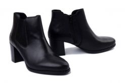 RIEKER 50194-00 black, botki damskie. Czarne botki damskie Rieker, na zimę, z gumy, bez obcasa, na obcasie, bez zapięcia. Za 379.90 zł.