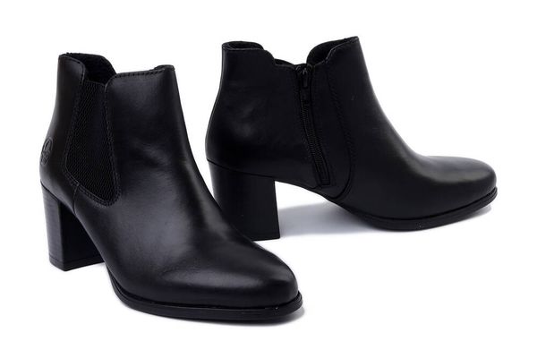 RIEKER 50194-00 black, botki damskie. Czarne botki damskie Rieker, na zimę, z gumy, bez obcasa, na obcasie, bez zapięcia. Za 303.92 zł.