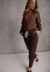 Brązowe Jeansy Mom Fit z Bawełny ze Ściągaczem i Wiązaniem w Talii Naubel. Brązowe jeansy damskie Renee, bez wzorów, z bawełny, krótkie. Za 129.99 zł.