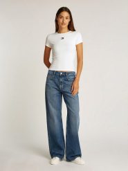 TOMMY JEANS Koszulka w kolorze białym rozmiar: S. Białe bluzki damskie Tommy Jeans, s, bez wzorów, z jeansu, bez kołnierzyka, bez ramiączek. Za 140.53 zł.