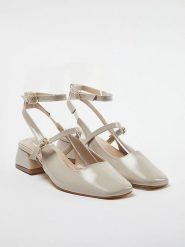 Trendyol Czółenka w kolorze kremowym rozmiar: 39. Brązowe czółenka damskie Trendyol, bez wzorów, bez obcasa. Za 82.99 zł.