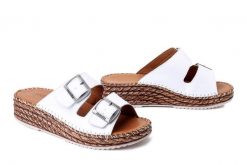 MANITU 900183-03 weiss, klapki damskie. Białe klapki damskie Manitu, bez wzorów, ze skóry, bez obcasa, bez zapięcia. Za 269.90 zł.