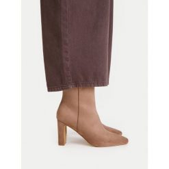 Botki JENNY. Brązowe botki damskie Jenny, bez obcasa, na słupku, bez zapięcia. Za 179.99 zł.