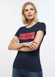 MUSTANG ALINA C LOGO TEE DAMSKI T-SHIRT KOSZULKA LOGO BLUE NIGHTS 1013220 4085. Niebieskie bluzki damskie Mustang, l, bez wzorów, z bawełny, bez kołnierzyka, bez ramiączek. Za 69.99 zł.