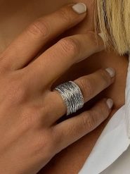 Les Petites Précieuses Srebrny pierścionek z cyrkoniami rozmiar: 58. Szare pierścionki damskie Les Petites Précieuses, z cyrkonią, srebrne. Za 369.82 zł.