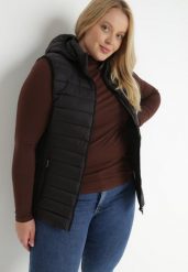 Czarna Kamizelka Pikowana z Kapturem Kari. Czarne kamizelki damskie Born2be, plus size, bez wzorów, ze sztruksu, z kapturem. Za 169.99 zł.