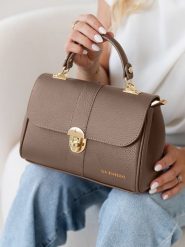 Lia Biassoni Skórzana torebka "Carsia" w kolorze beżowym - 27 x 19 x 13 cm rozmiar: onesize. Brązowe torebki klasyczne damskie Lia Biassoni, z materiału, przez ramię, bez dodatków. Za 282.99 zł.