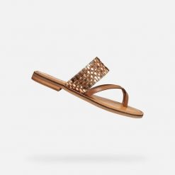Sandały GEOX D MADDALUSIAC Brązowy. Brązowe sandały damskie Geox, bez wzorów, ze skóry, bez obcasa, bez zapięcia. Za 314.99 zł.