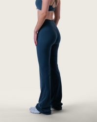 Damskie legginsy dzwony z wysokim stanem na pilates i jogę – granatowy. Niebieskie legginsy damskie AESTHETIC WOLF, m, bez wzorów, z dzianiny. Za 289.99 zł.