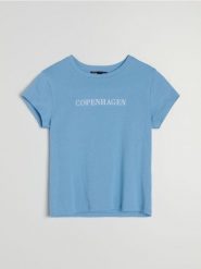 Bawełniana koszulka z haftowanym napisem - niebieski. Niebieskie koszulki damskie Sinsay, l, bez wzorów, z bawełny, bez kołnierzyka, bez ramiączek. Za 19.99 zł.