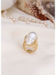 L'Atelier de Gaia Pozłacany pierścionek z perłą rozmiar: onesize. Białe pierścionki damskie L'Atelier de Gaia, z perłą, pozłacane. Za 115.24 zł.