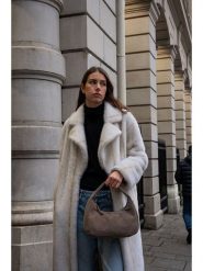 Maison héritage PARIS Skórzana torebka "Gisor Suede" w kolorze beżowym - 29 x 20 x 10 cm rozmiar: onesize. Brązowe torebki klasyczne damskie maison héritage PARIS, z materiału, przez ramię, bez dodatków. Za 304.99 zł.