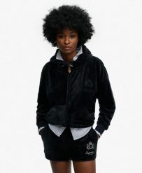 Superdry Country Club Velour Zip Hoodie – welurowa bluza z kapturem oversize. Niebieskie bluzy damskie Superdry, bez wzorów, z elastanu, z kapturem. Za 423.85 zł.