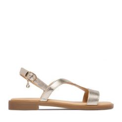 Sandały Lasocki. Żółte sandały damskie Lasocki, bez wzorów, bez obcasa, na płaskiej podeszwie, bez zapięcia. Za 129.99 zł.