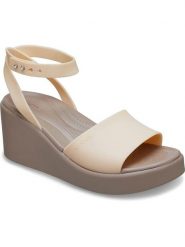 Crocs Sandały "Brooklyn" w kolorze beżowym na koturnie rozmiar: 41/42. Brązowe sandały damskie Crocs, bez wzorów, z otwartym noskiem, bez obcasa, na koturnie, bez zapięcia. Za 118.56 zł.