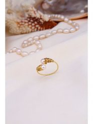 Pierres delicates Pozłacany pierścionek z perłami syntetycznymi rozmiar: onesize. Żółte pierścionki damskie Pierres delicates, pozłacane. Za 74.11 zł.