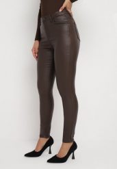 Brązowe Spodnie Skinny z Imitacji Skóry Daciss. Brązowe rurki damskie Born2be, bez wzorów, z jeansu. Za 79.99 zł.
