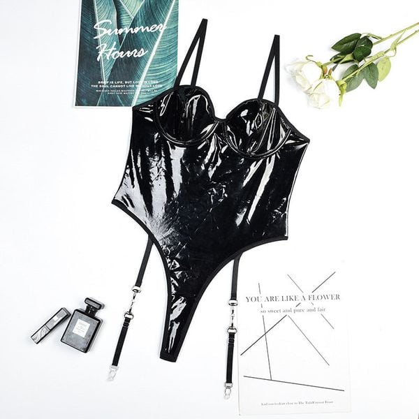 Body z pasem do pończoch na specjalne okazje Odharnait. Czarne body i gorsety Intica, bez wzorów, z tkaniny. Za 99.00 zł.