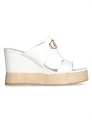 Liu Jo Skórzane klapki w kolorze białym na koturnie rozmiar: 38. Białe klapki damskie Liu Jo, bez wzorów, z otwartym noskiem, bez obcasa, na koturnie, bez zapięcia. Za 276.05 zł.