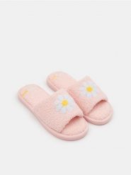 Kapcie - różowy. Czerwone kapcie damskie Sinsay. Za 19.99 zł.