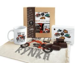 Motorynka — paczka (Zawartość paczki: koszulka - torba - kubek - słodycze; Rozmiar koszulki / bluzy: 3XL (damska); Kolor koszulki / bluzy: biały; Rodz. Białe koszulki damskie nikiniki, l, bez wzorów, z bawełny, bez kołnierzyka, bez ramiączek. Za 169.00 zł.